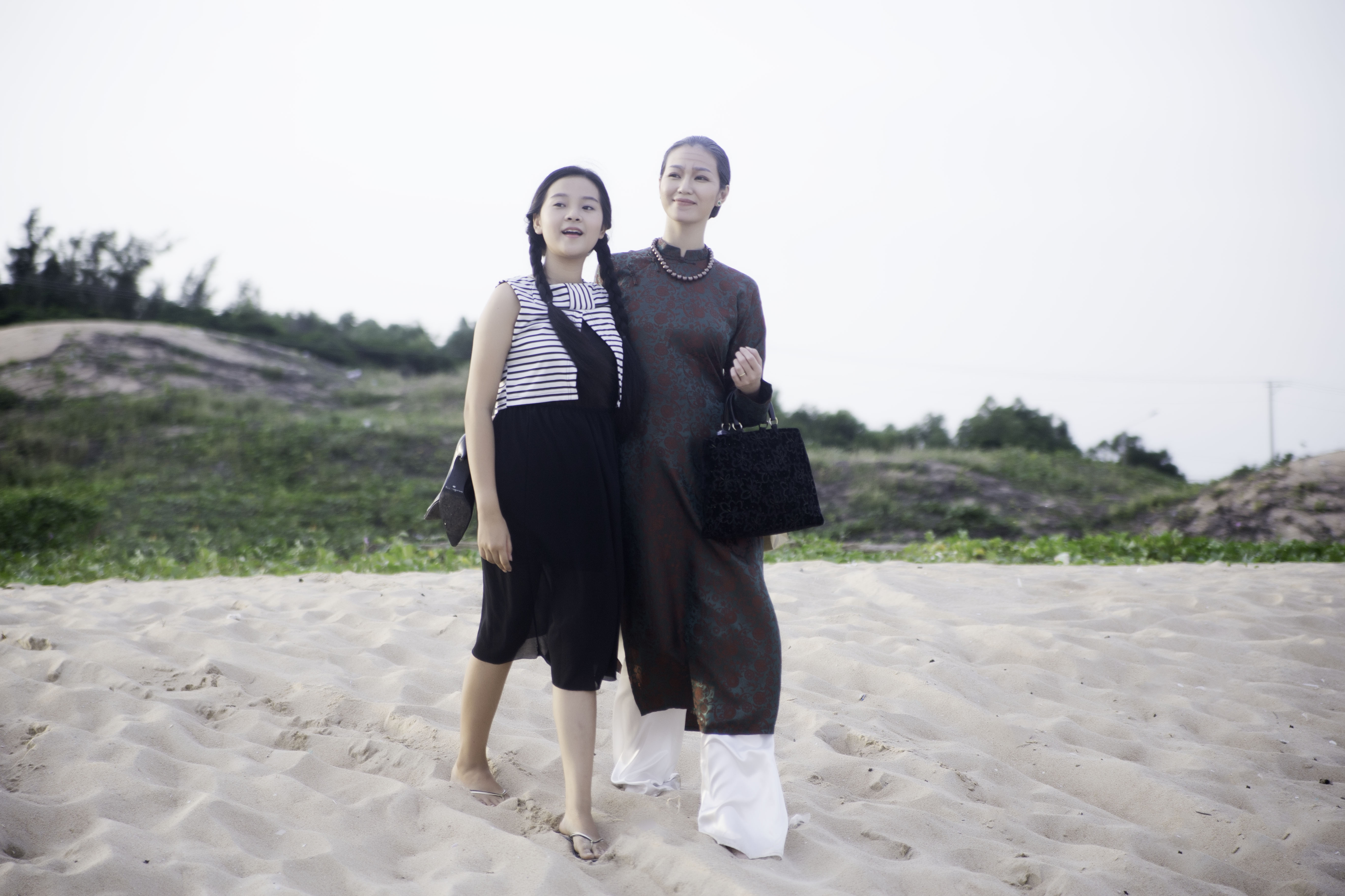 Tam Triều Dâng và Khánh My trở thành hai chị em thân thiết trong quá trình quay phim. Sự nhí nhảnh của cô bé 16 tuổi khiến Khánh My cũng lây tính "xì-tin".